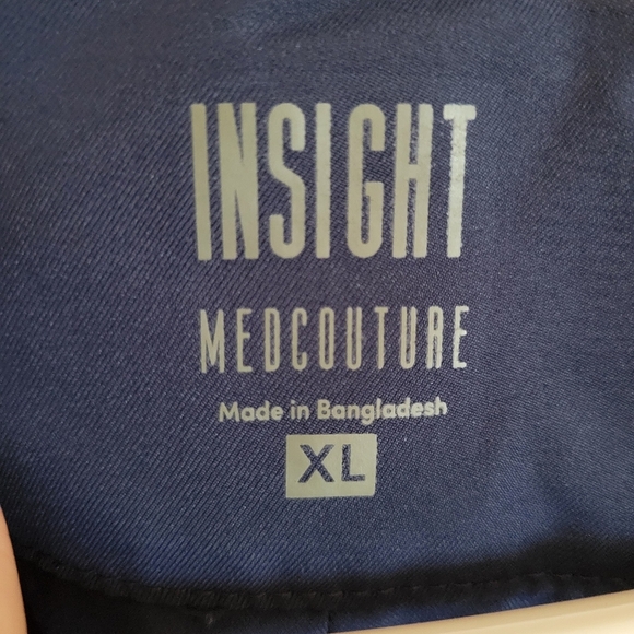 MED COUTURE Insight 3 pocket Scrub Top | XL | Navy - Picture 3 of 4